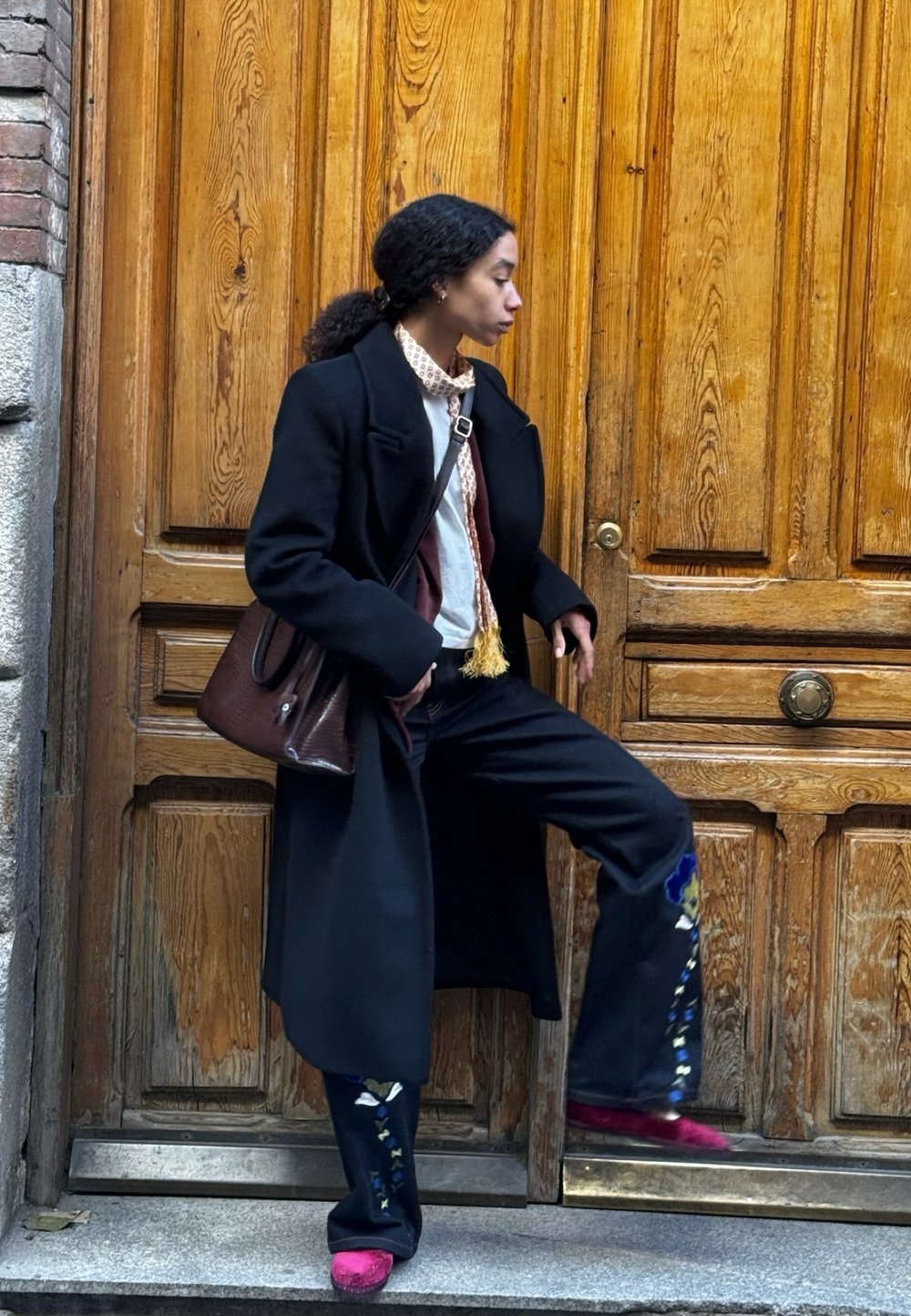 Look con abrigo clásico