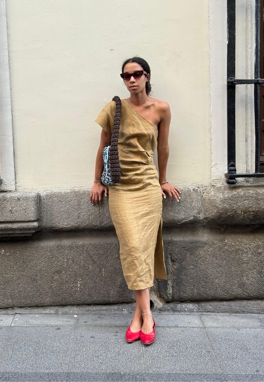 Vestido de tubo y bailarinas con hebilla