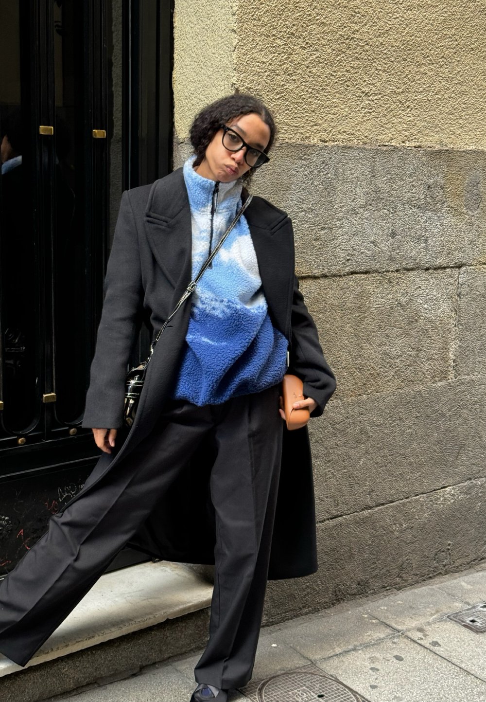 Look con abrigo clásico