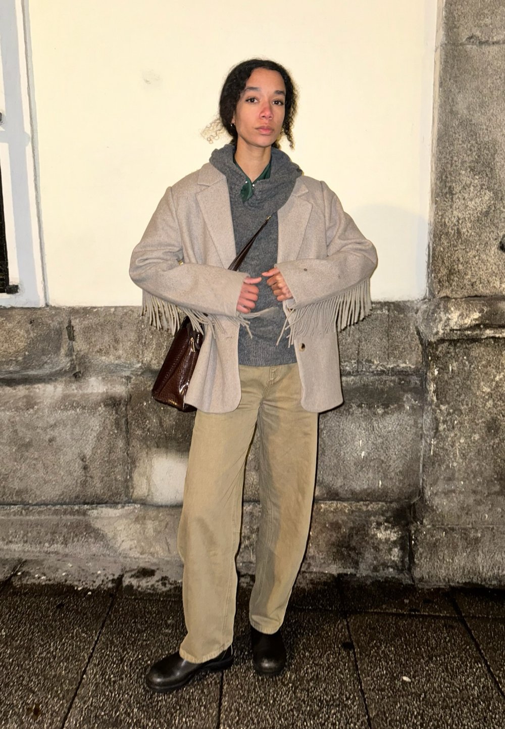 Look con abrigo clásico