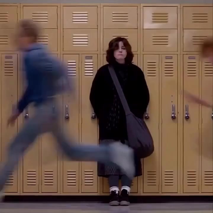 En 'The Breakfast Club', la icónica escena del baile improvisado surgió de los propios actores durante los descansos en el set. Este momento espontáneo es uno de los más recordados en la historia del cine juvenil de los 80.