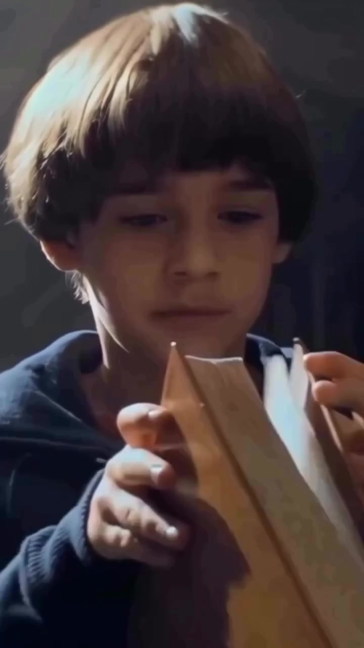 En 'The NeverEnding Story', la canción principal de Limahl se grabó antes de definir el montaje final, ajustando la edición para sincronizar con el tema. Un detalle icónico entre la saga The NeverEnding Story y la cultura pop.