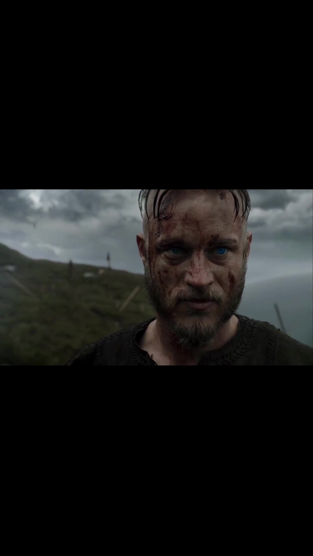 En 'Vikingos', muchas escenas de navegación se filmaron en lagos de Irlanda para recrear los viajes vikingos al oeste. La serie inspiró el interés en Vikingos Valhalla y resalta la cultura vikinga en pantalla.