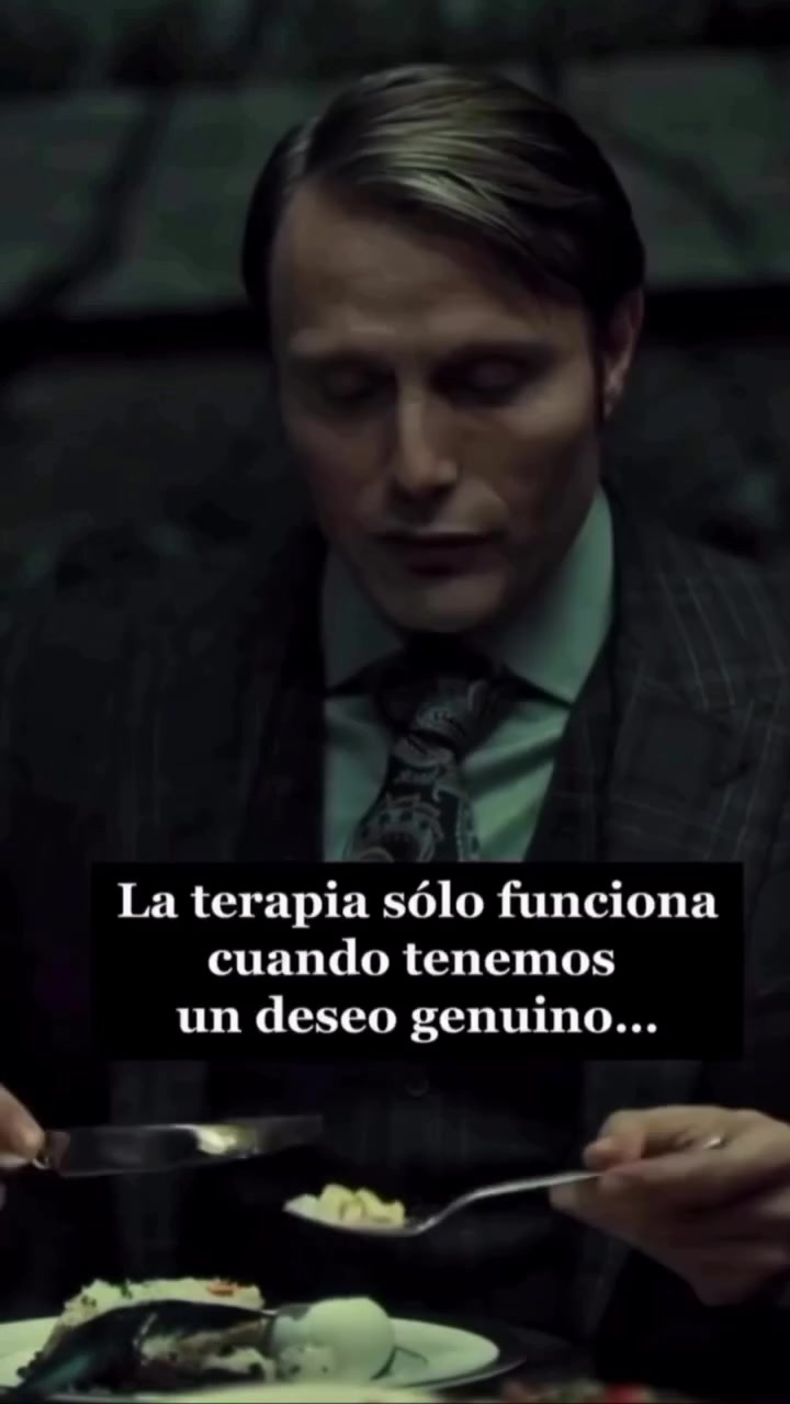 En 'Hannibal' (serie de televisión), la cocina de Hannibal Lecter muestra platos reales preparados por chefs, reflejando el arte culinario en escenas impactantes. Un detalle que suma realismo a la serie y perturbación al personaje.