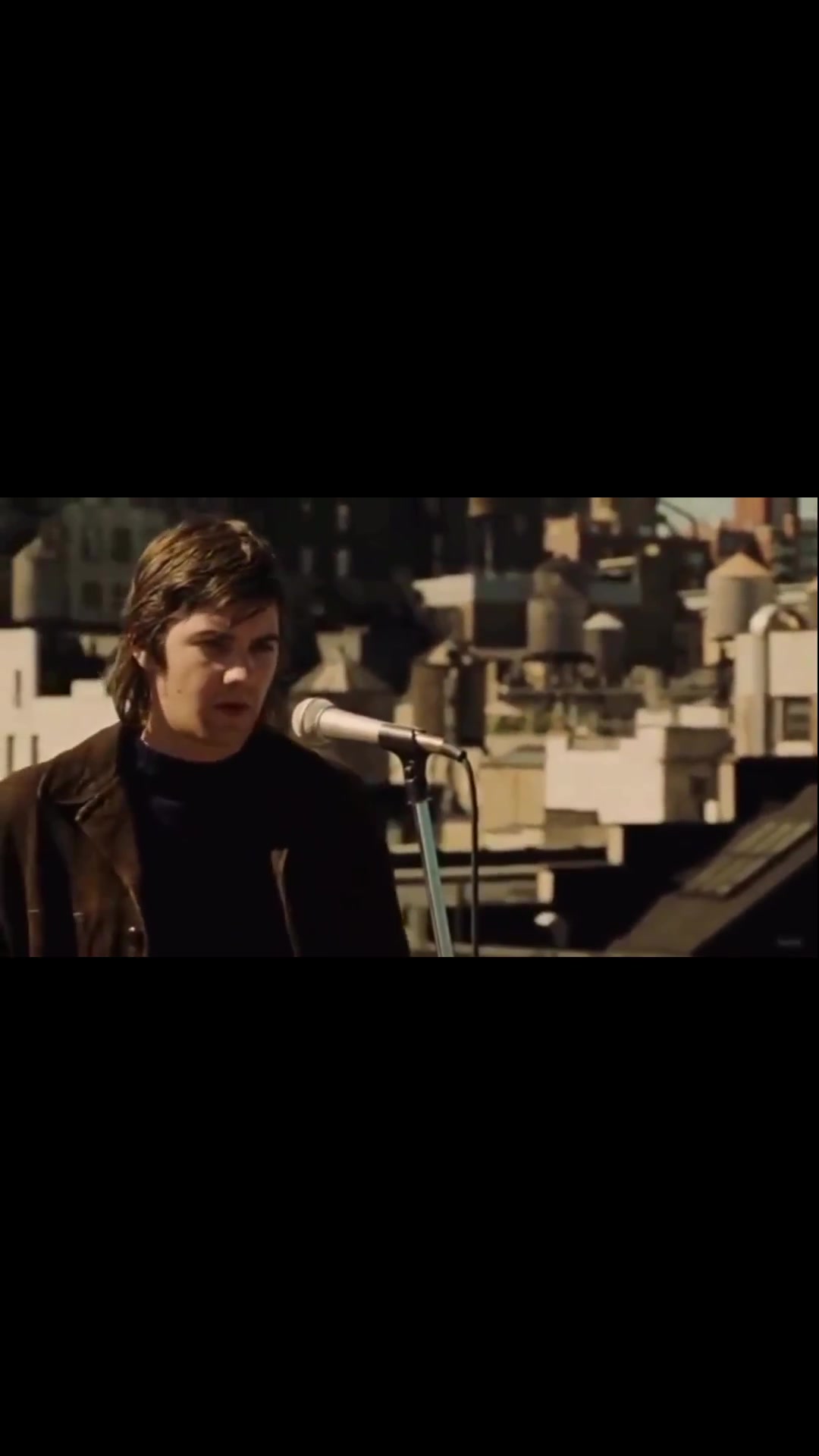En 'Across the Universe' (2007), cada coreografía fue diseñada para reflejar el espíritu de los años 60 y el mensaje de las canciones de The Beatles. El rodaje integró escenarios icónicos para potenciar la atmósfera psicodélica.
