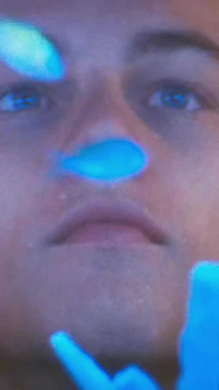 En 'Romeo + Juliet' (1996), la escena del primer encuentro entre Leonardo DiCaprio y Claire Danes en el acuario fue rodada con un solo cristal entre ambos, resaltando la dualidad visual entre los Capuleto y Montesco.