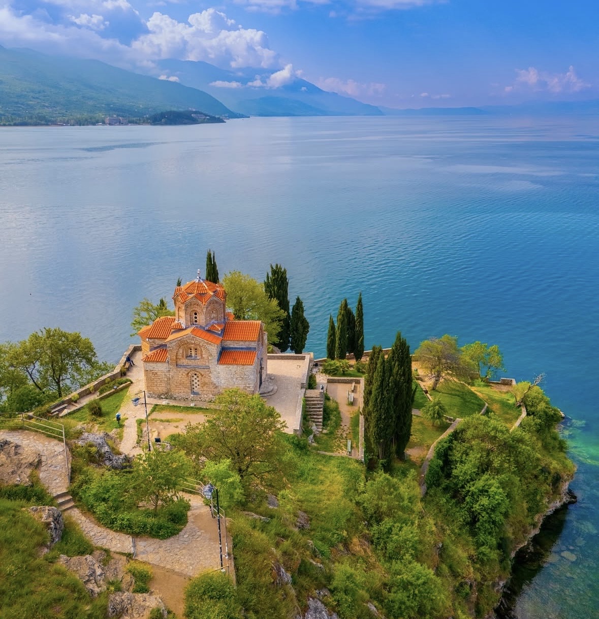 Social Iglesia en el acantilado con Lago Ohrid y luz mágica.