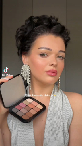 Social Master Eyeshadow Palette - Kiko