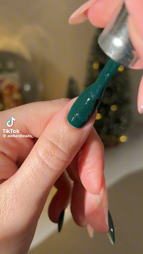 Social El verde de la Navidad en cadauna de tus uñas🎄