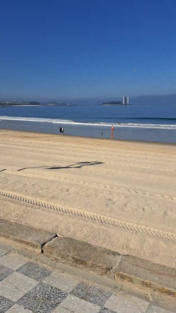 Playa Samil se muestra en calma tras días de bullicio