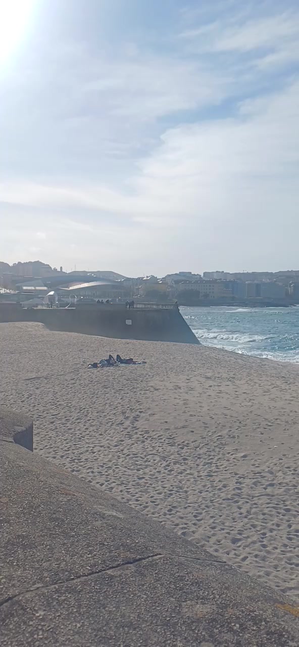 Paseo Marítimo A Coruña hoy: ambiente festivo en Orzán
