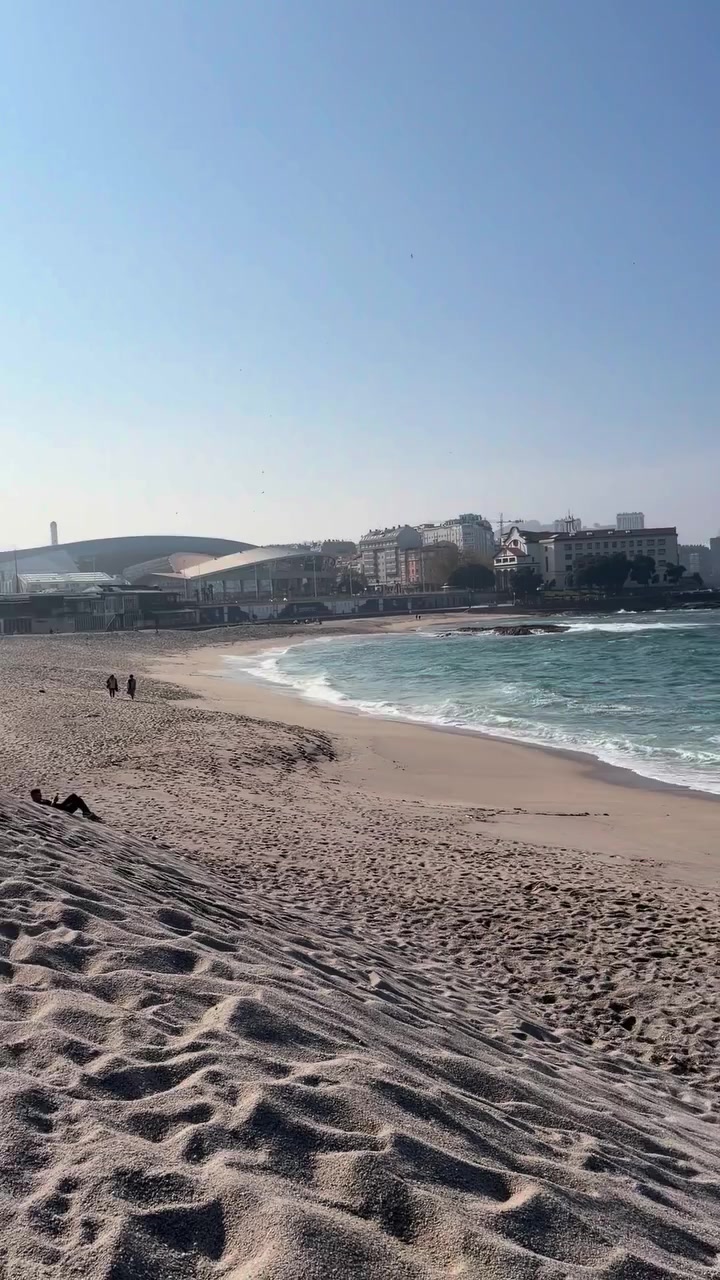 Playas urbanas A Coruña: paseo marítimo con buen tiempo