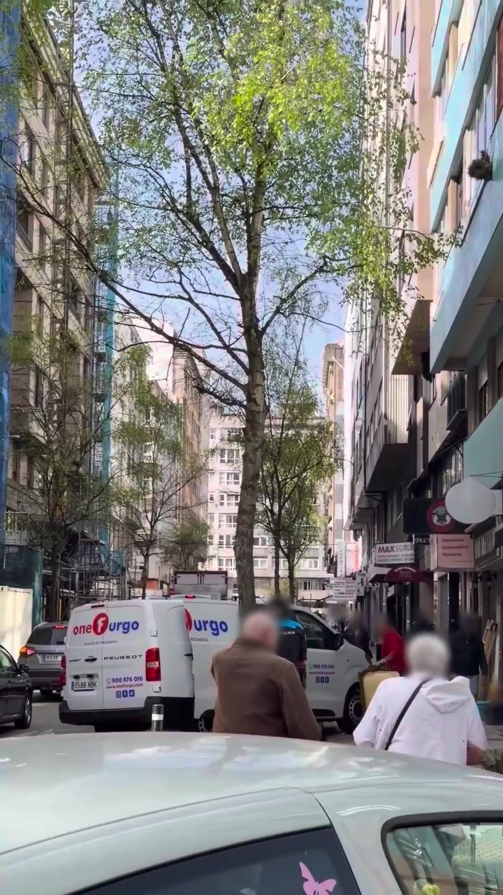 Desalojo narcosala Alcalde Lens A Coruña: operarios vacían edificio ocupado