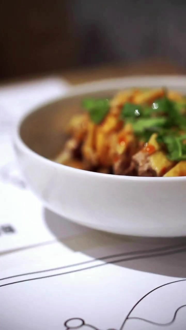 Menú especial de Año Nuevo Chino con varios entrantes, noodles caseros y un semifrío para terminar. Los noodles con sopa de ternera y curry son una maravilla.