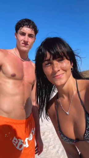Social Aitana graba Tiktok con Plex y luce bikini de Venuja