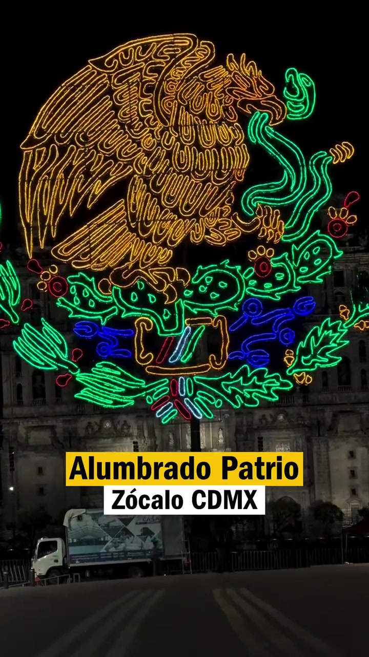 Decoraciones patrias en el Zocalo capitalino