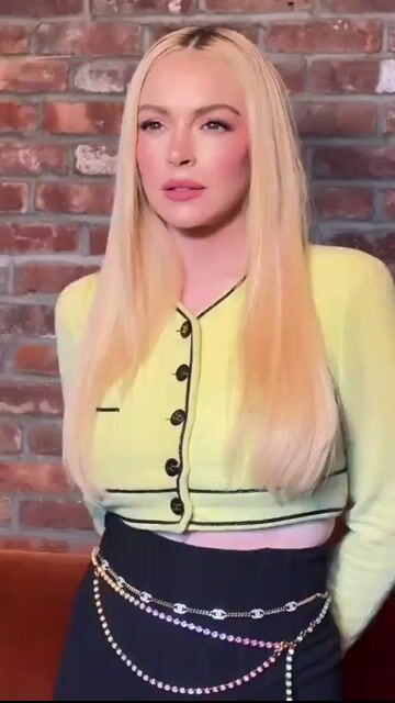 💛 Lindsay Lohan revive el chic más icónico de Chanel