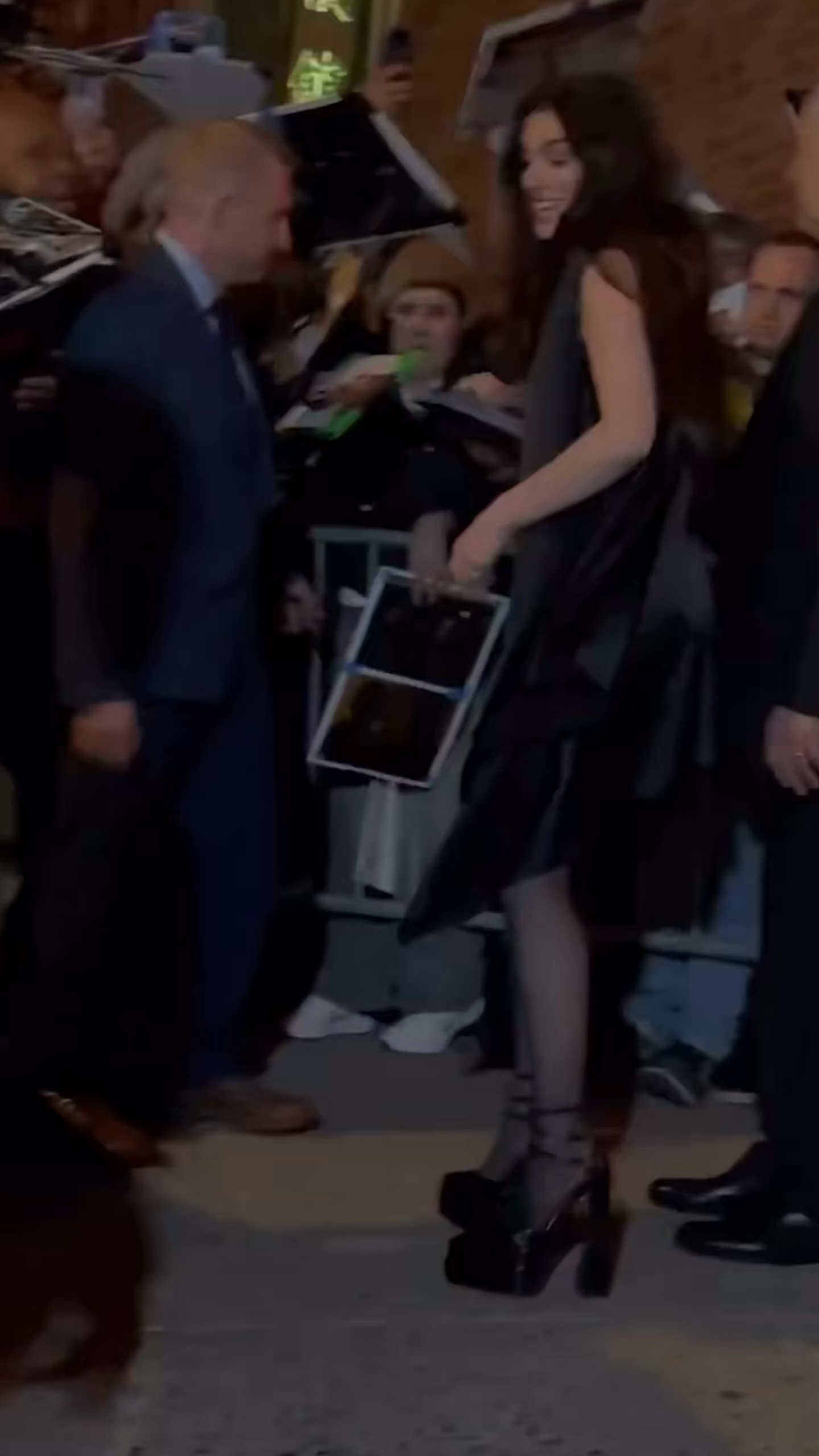 Anne Hathaway conquista la noche 🖤