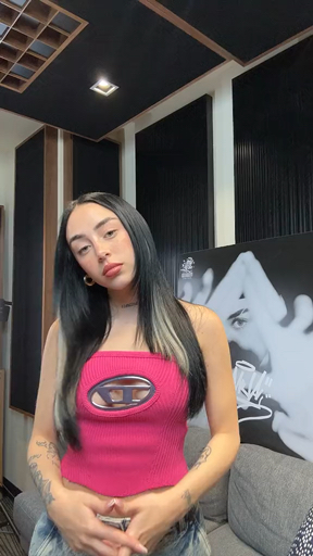 Social Nicki Nicole radiante con top hot pink🩷