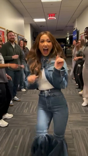 Social Brenda Song luce un 'total look' denim con mucho estilo y elegancia