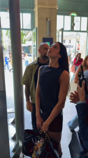 Social La llegada de Dua Lipa a París con un boslo Chanel exclusivo