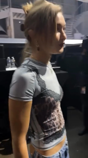 Social Gigi Hadid luciendo top de Diesel