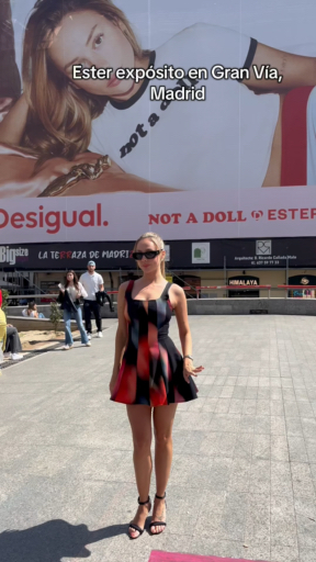 Social Posando en Gran Vía🖤