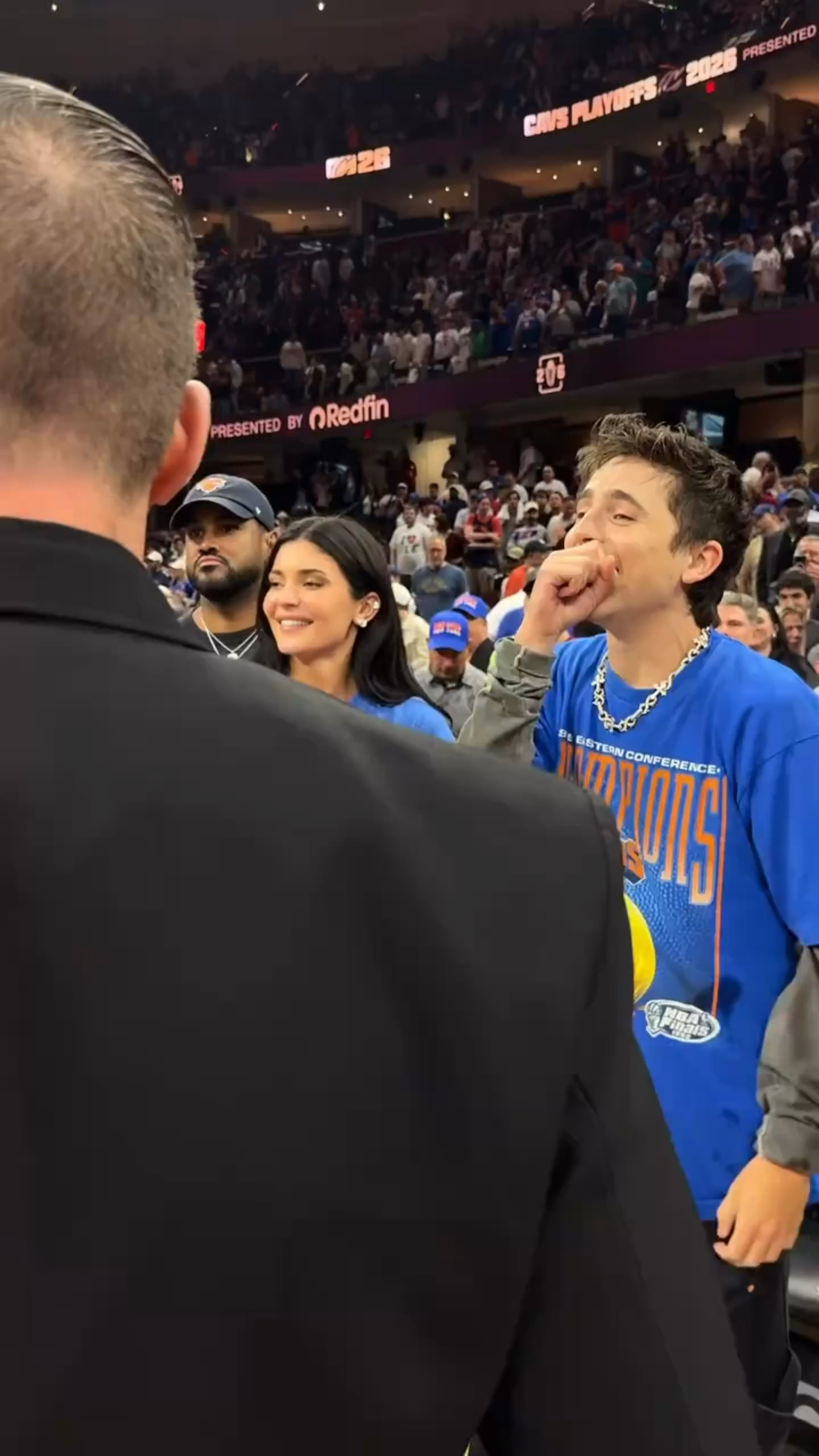 Courtside con espíritu noventero 🏀💙