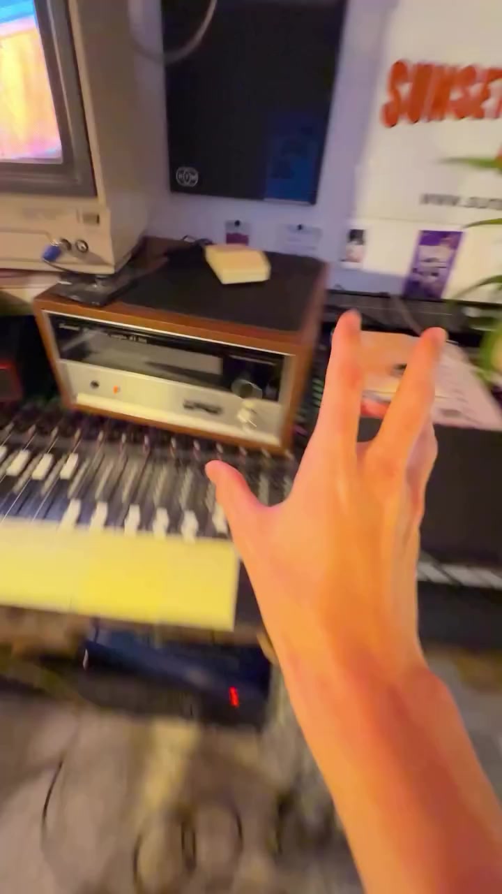 Oliver Crosby crea beats únicos mezclando piano vintage y equipos clásicos