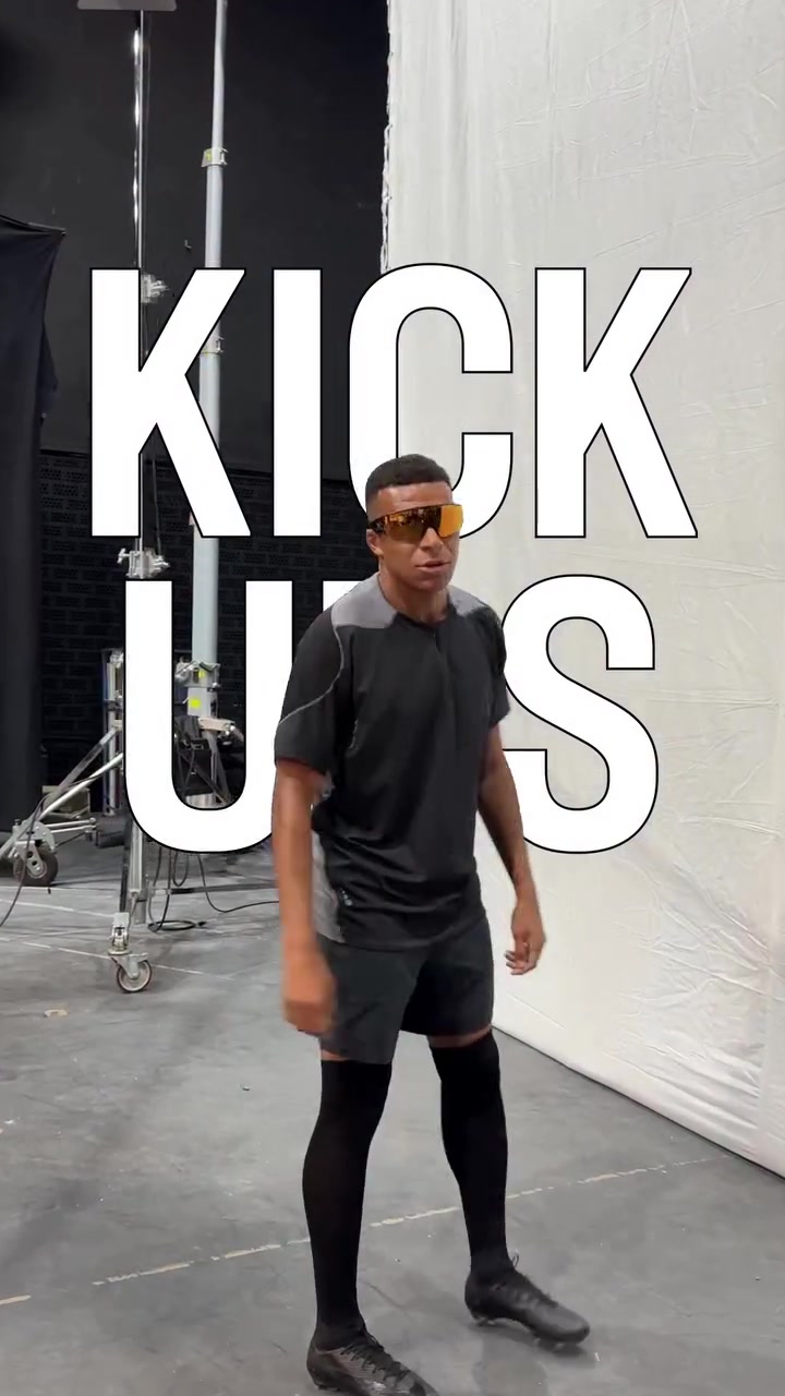 Mbappé haciendo toques con las nuevas Oakley 🕶️⚽️🔥