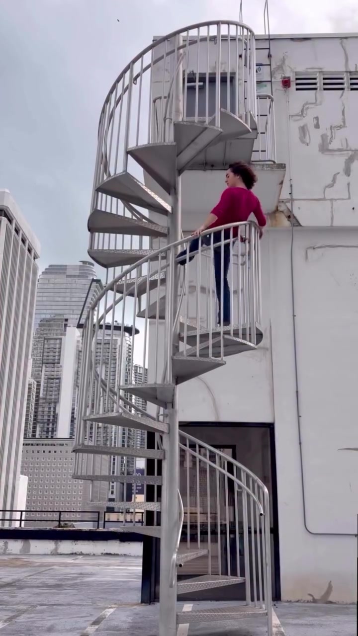 Social Bajando las escaleras con estilo 🌀
