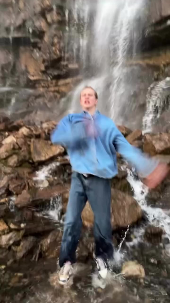 Bailarín crea videos de danza junto a cascadas naturales