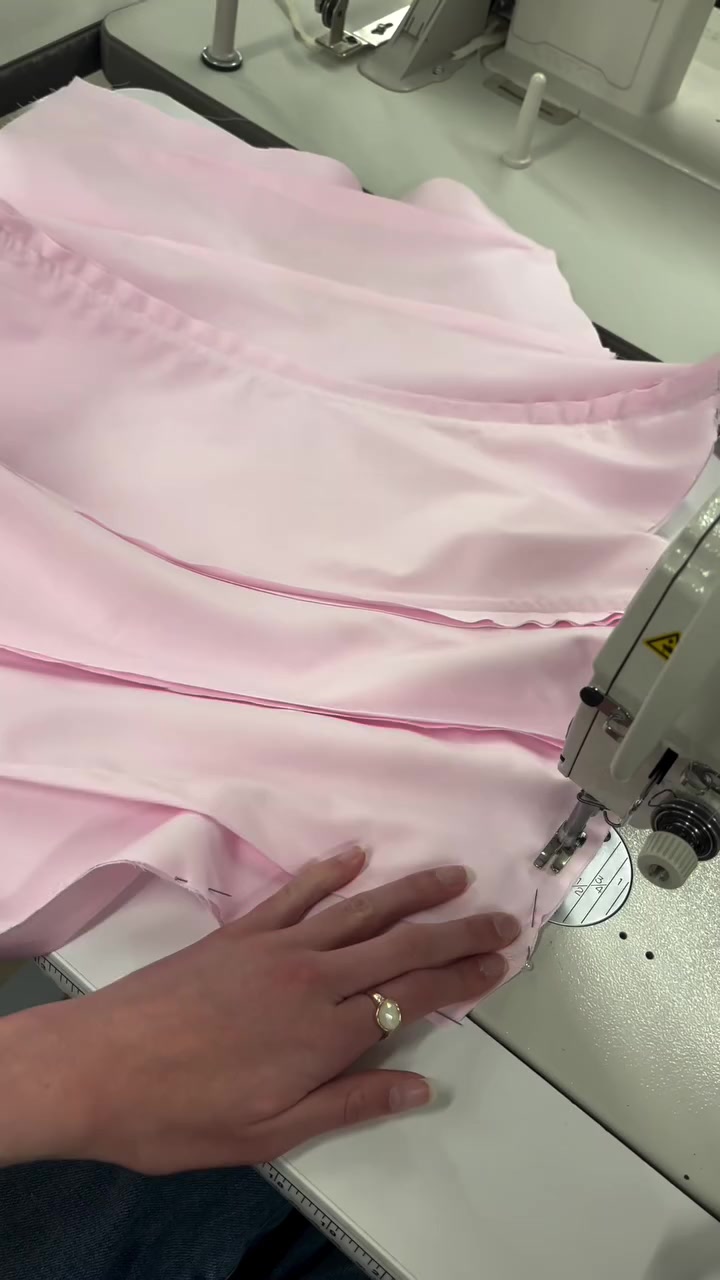 Vestido de graduación hecho a mano por estudiante de diseño de moda