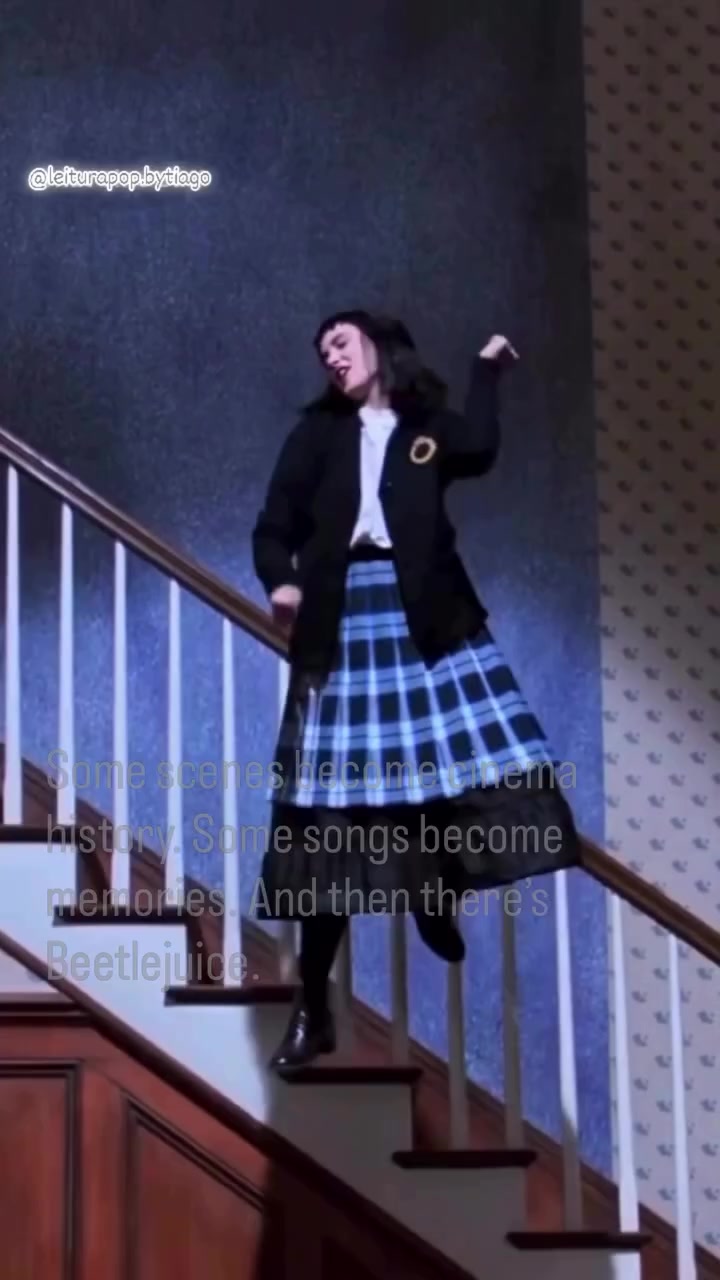 En 'Beetlejuice' de 1988, la escena donde Lydia Deetz flota al ritmo de Jump in the Line de Harry Belafonte se ha convertido en un momento inolvidable del cine de Tim Burton y un clásico de la película.