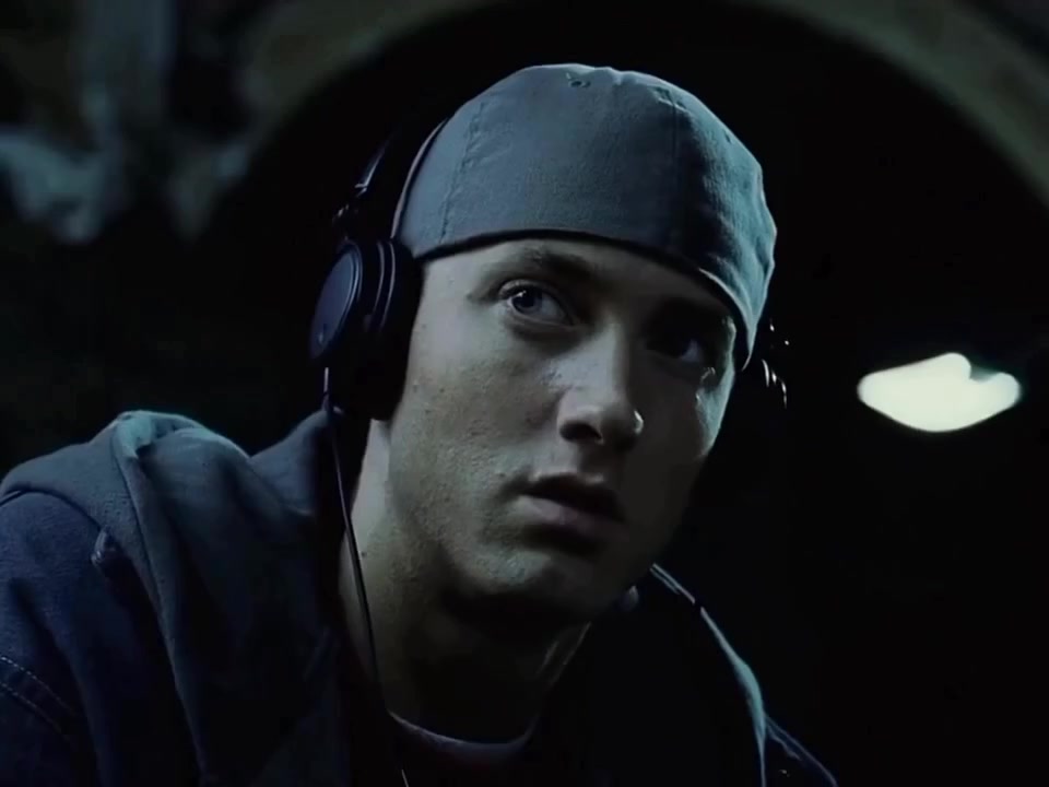 En '8 Mile', Eminem convirtió la batalla final de rap en un momento icónico de la película. Su tema 'Lose Yourself' ganó el Óscar a Mejor Canción Original, siendo un éxito clave en la carrera de Eminem.