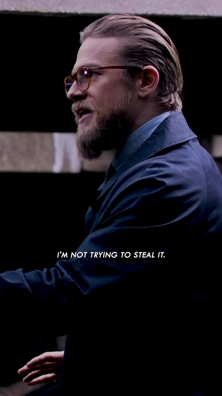 En 'The Gentlemen', Guy Ritchie apostó por vestir a Charlie Hunnam con trajes hechos a medida, cambiando el clásico look de mafioso. Este detalle eleva la figura del enforcer en la película y aporta un matiz inesperado en la im